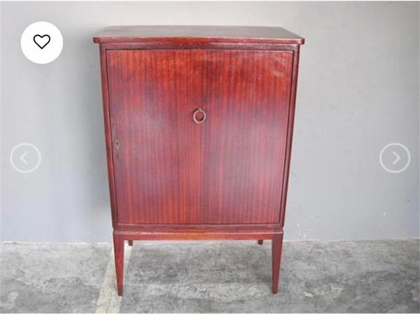 ~/upload/Lots/51248/mitu2tnrxjtn4/Lot 025 Liquor cabinet_t600x450.jpg